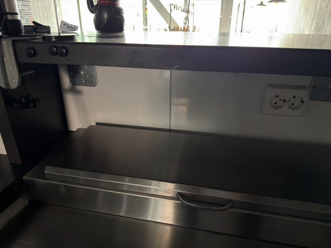 Cash counter, black and gray