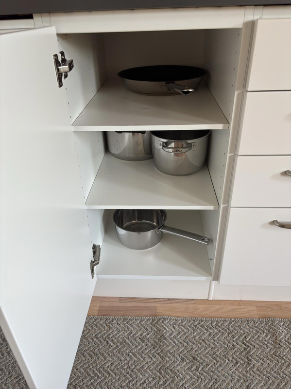 Contents from a fully furnished three-room apartment - see all images for complete contents
