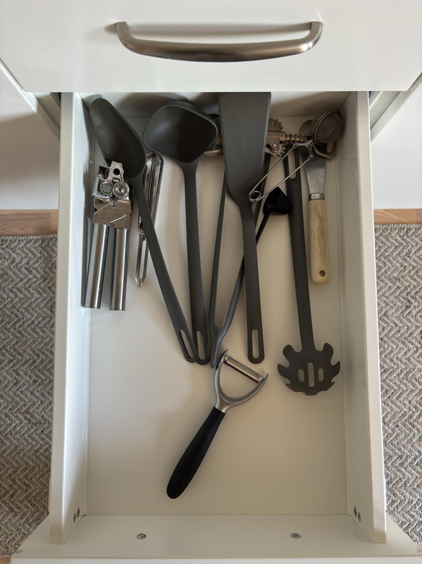 Contents from a fully furnished three-room apartment - see all images for complete contents
