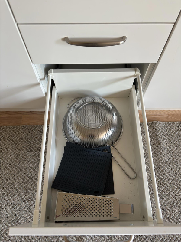 Contents from a fully furnished three-room apartment - see all images for complete contents