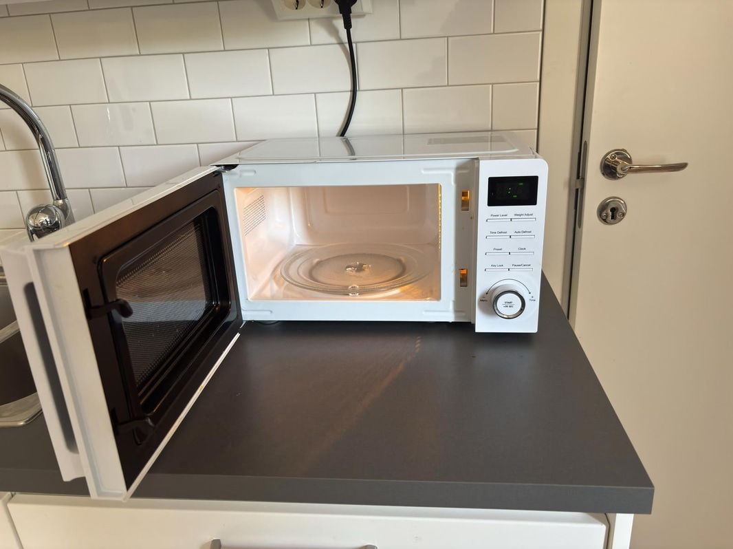 Contents from a fully furnished three-room apartment - see all images for complete contents