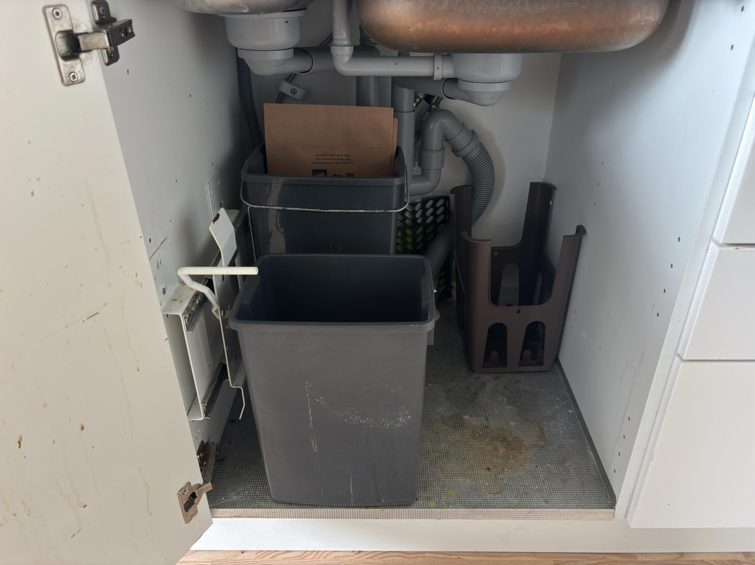 Contents of a fully furnished three-room apartment - see all images for full contents