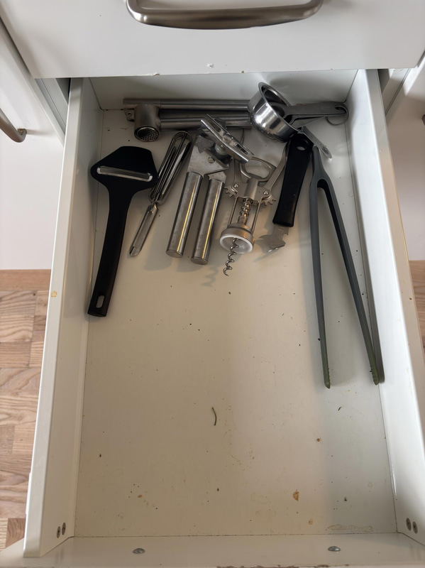 Contents of a fully furnished three-room apartment - see all images for full contents