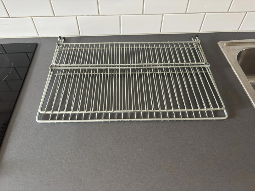Inventarier till fullt möblerad enrummare - se alla bilder för komplett innehåll