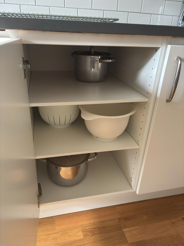 Inventarier till fullt möblerad enrummare - se alla bilder för komplett innehåll