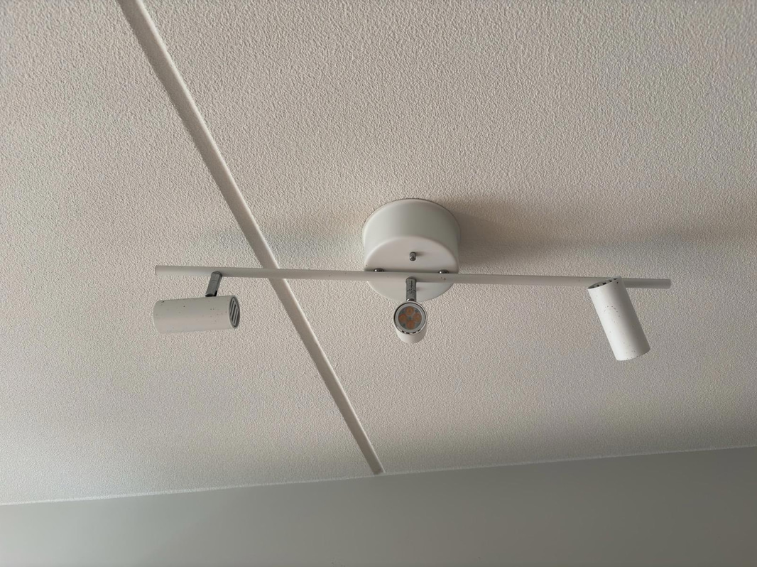 Inventarier till fullt möblerad enrummare - se alla bilder för komplett innehåll