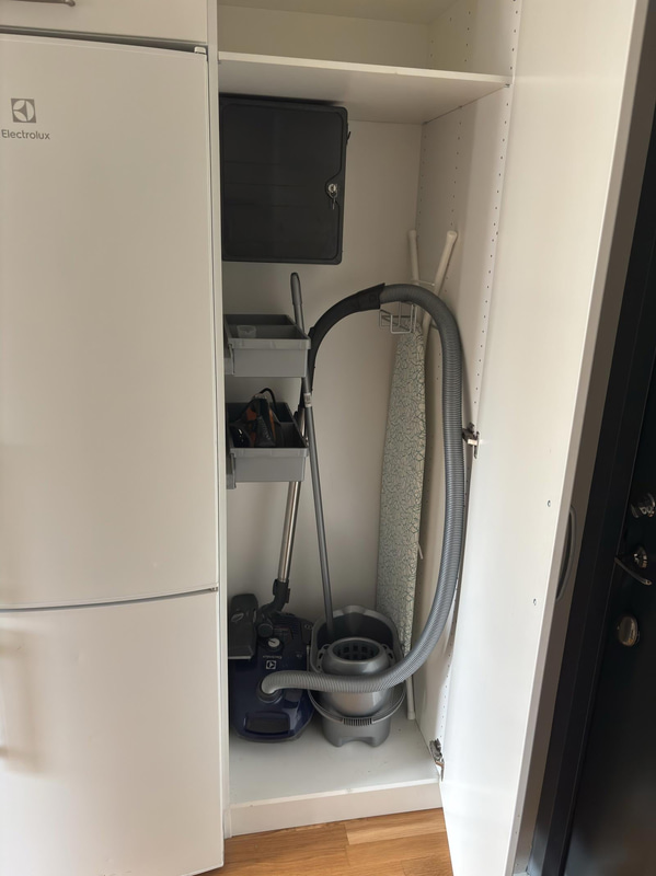 Inventarier till fullt möblerad enrummare - se alla bilder för komplett innehåll