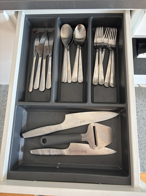 Inventarier till fullt möblerad enrummare - se alla bilder för komplett innehåll