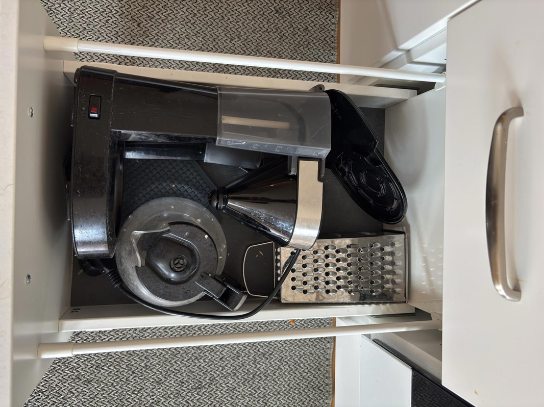 Inventarier till fullt möblerad enrummare - se alla bilder för komplett innehåll