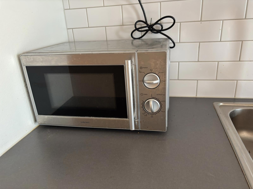 Inventarier till fullt möblerad enrummare - se alla bilder för komplett innehåll