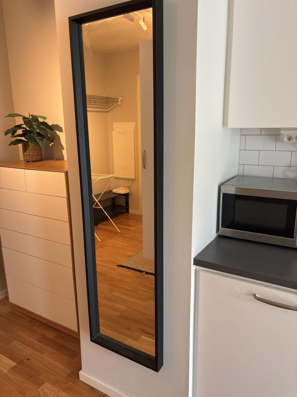 Inventarier till fullt möblerad enrummare - se alla bilder för komplett innehåll
