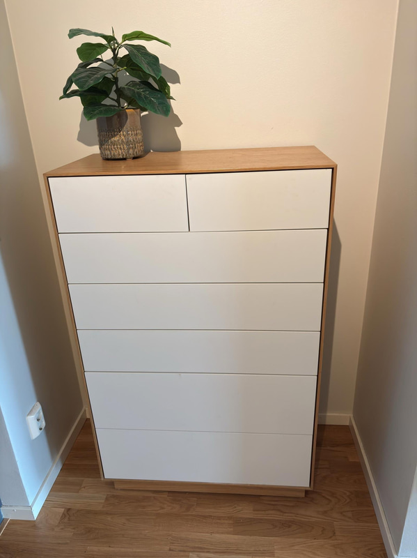 Inventarier till fullt möblerad enrummare - se alla bilder för komplett innehåll