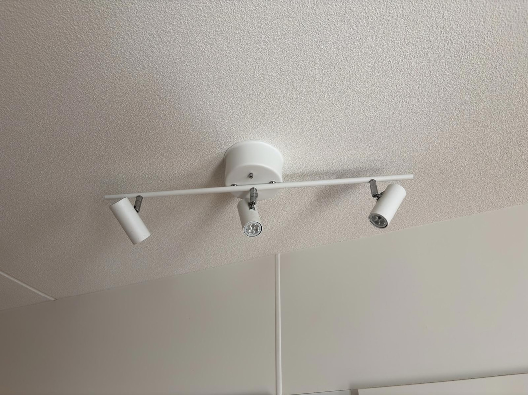 Inventarier till fullt möblerad enrummare - se alla bilder för komplett innehåll
