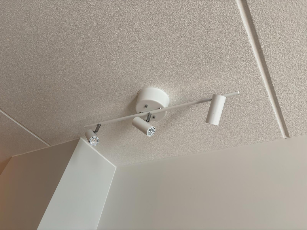 Inventarier till fullt möblerad enrummare - se alla bilder för komplett innehåll