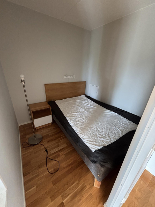 Inventarier till fullt möblerad enrummare - se alla bilder för komplett innehåll