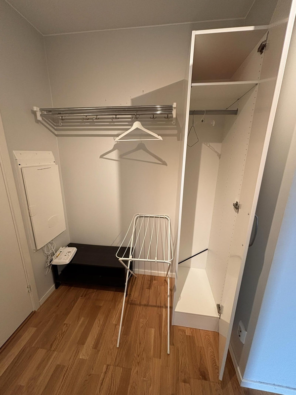 Inventarier till fullt möblerad enrummare - se alla bilder för komplett innehåll