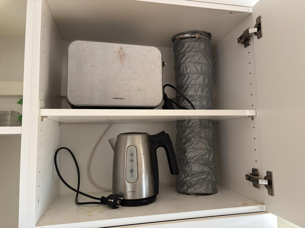 Inventarier till fullt möblerad enrummare - se alla bilder för komplett innehåll