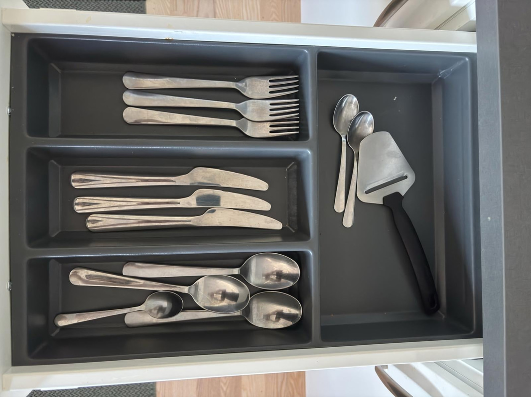 Contents of a fully furnished three-room apartment - see all images for full contents