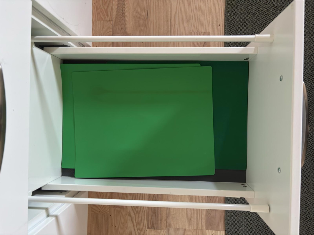 Contents of a fully furnished three-room apartment - see all images for full contents
