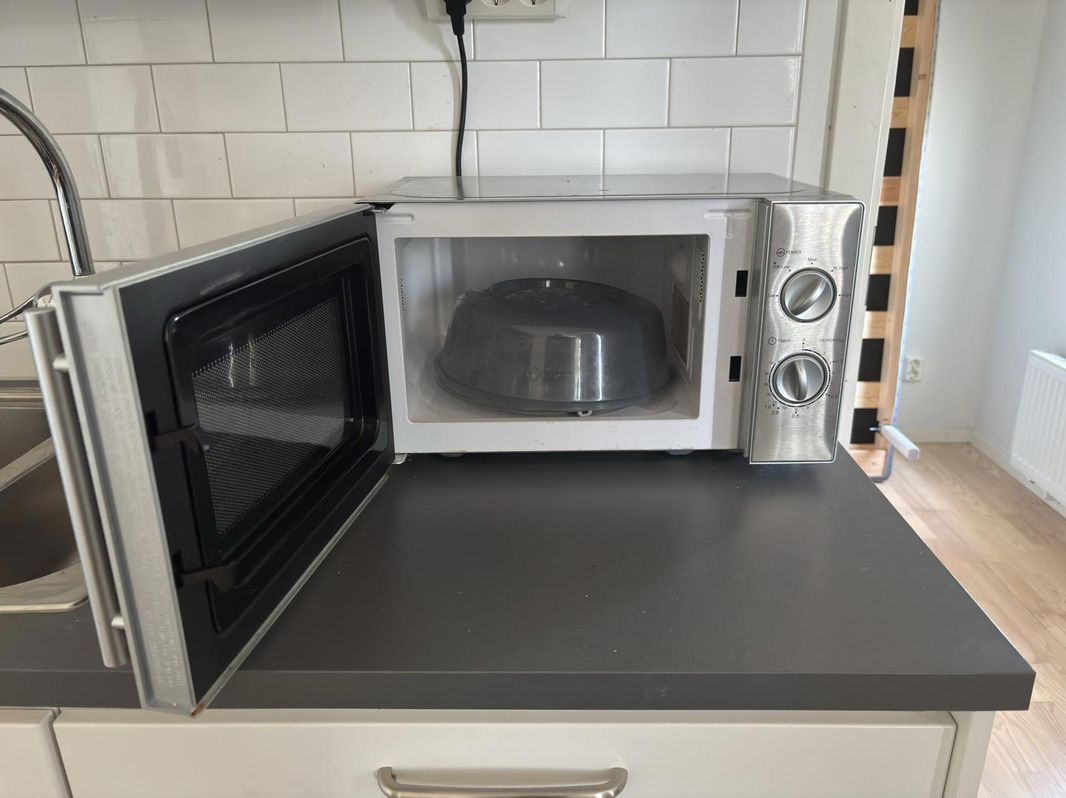 Contents of a fully furnished three-room apartment - see all images for full contents
