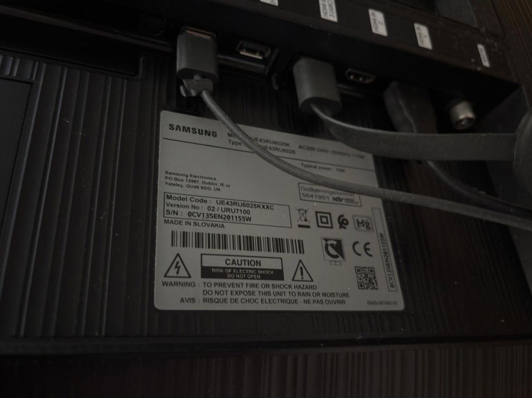 Contents of a fully furnished three-room apartment - see all images for full contents