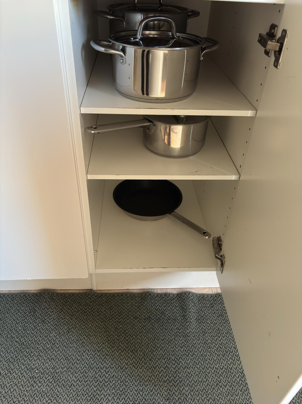 Contents of a fully furnished four-room apartment - see all images for the complete contents