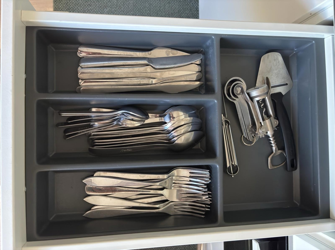 Contents of a fully furnished four-room apartment - see all images for the complete contents