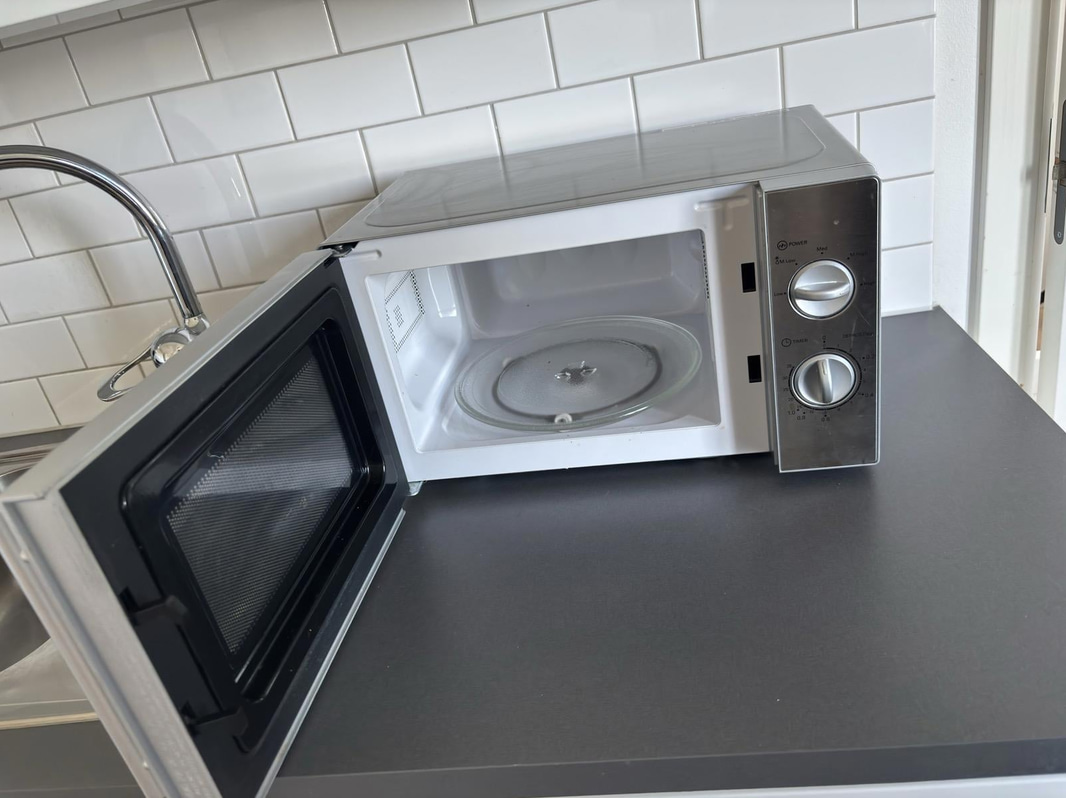 Contents of a fully furnished three-room apartment - see all photos for complete contents