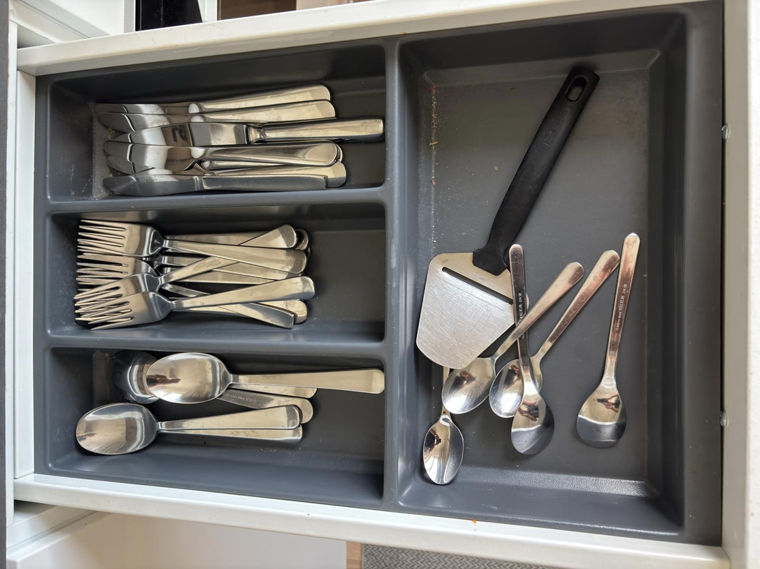 Contents of a fully furnished four-room apartment - see all images for full contents