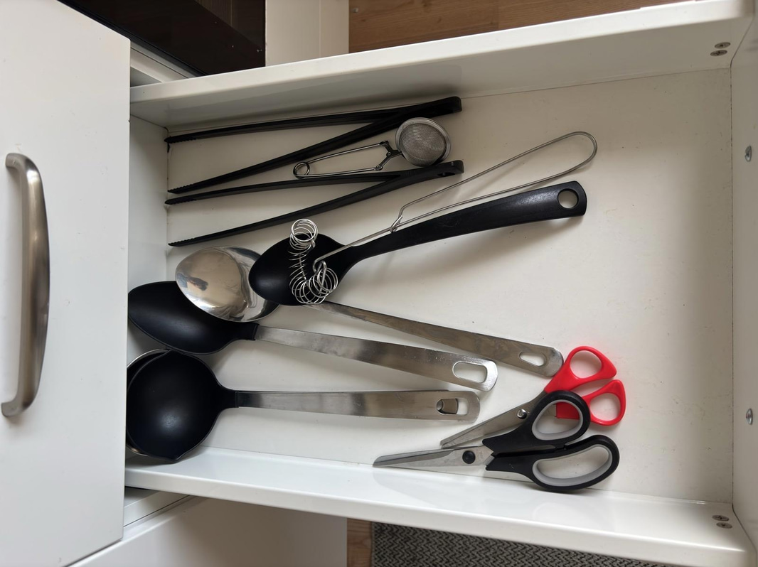 Contents of a fully furnished four-room apartment - see all images for full contents