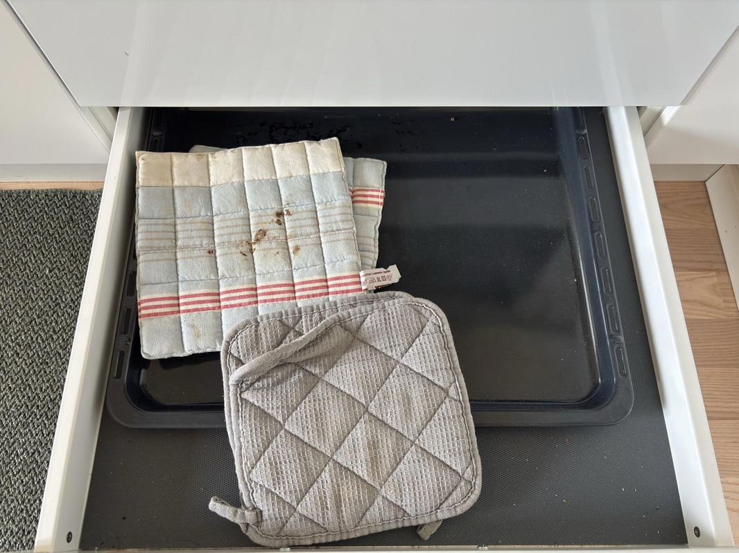 Contents of a fully furnished three-room apartment - see all images for the complete contents