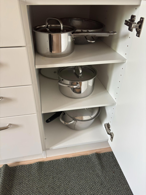 Contents of a fully furnished three-room apartment - see all images for the complete contents