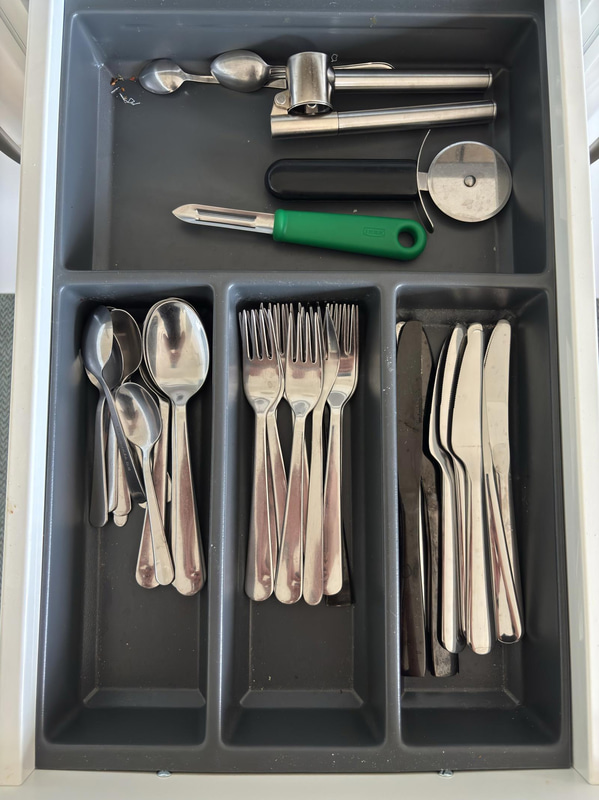 Contents of a fully furnished three-room apartment - see all photos for the full contents