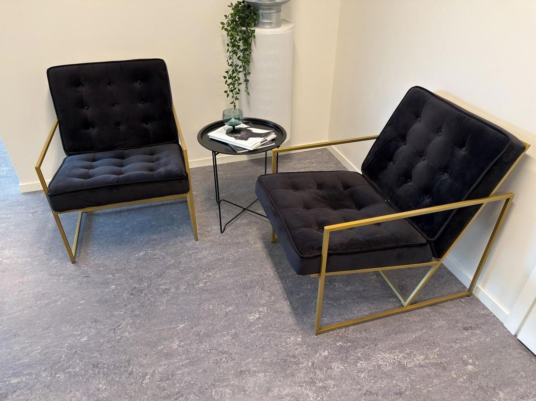 4 st Fåtöljer samt bord
