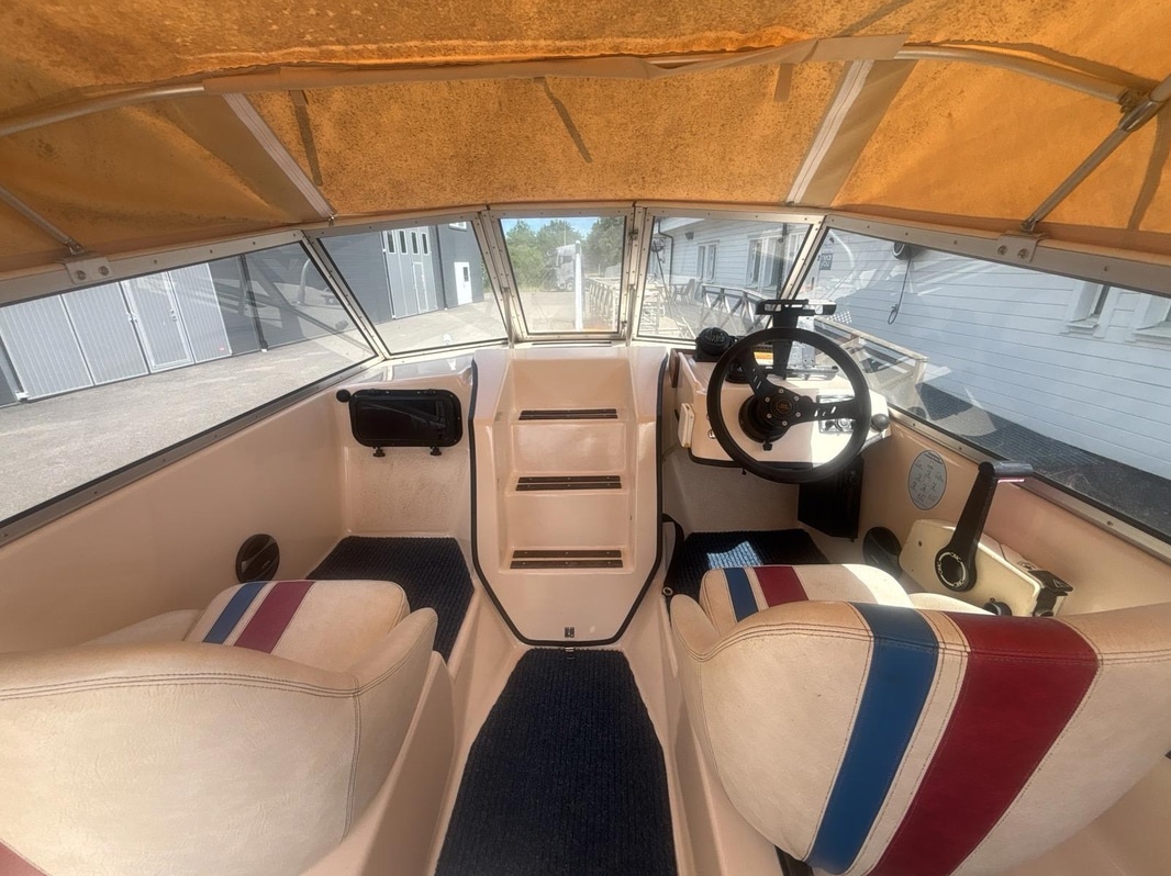 Motorbåt Ryds 530DC med Johnson 70 hk 2-takt. Längd: 5.3 m. -1988
