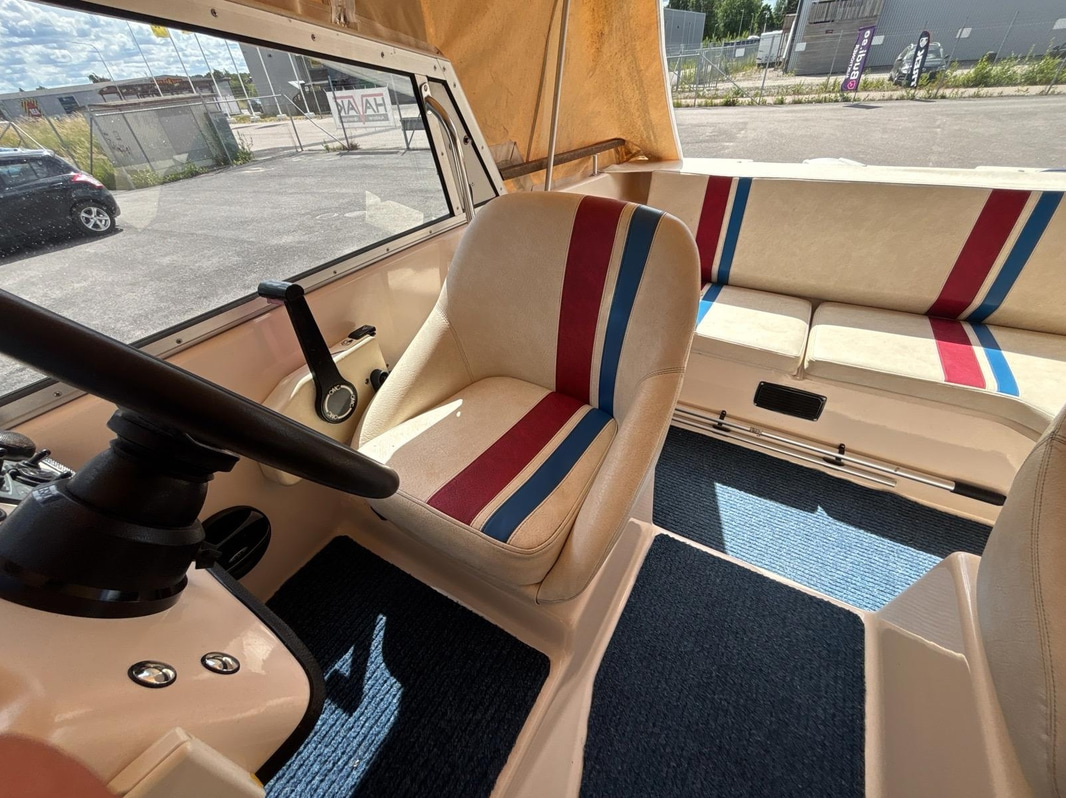 Motorbåt Ryds 530DC med Johnson 70 hk 2-takt. Längd: 5.3 m. -1988