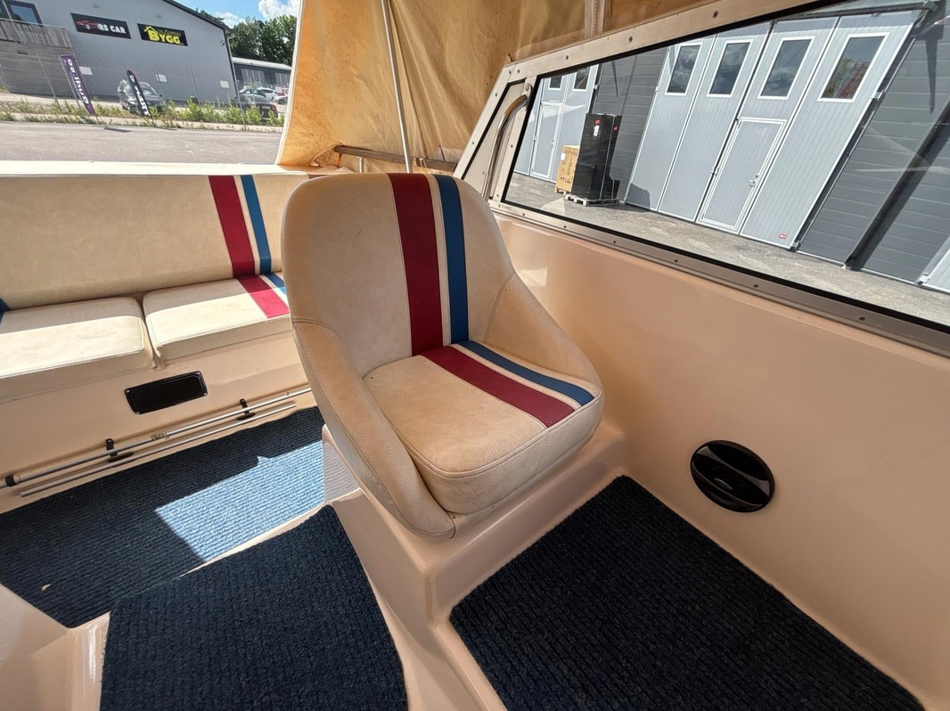Motorbåt Ryds 530DC med Johnson 70 hk 2-takt. Längd: 5.3 m. -1988