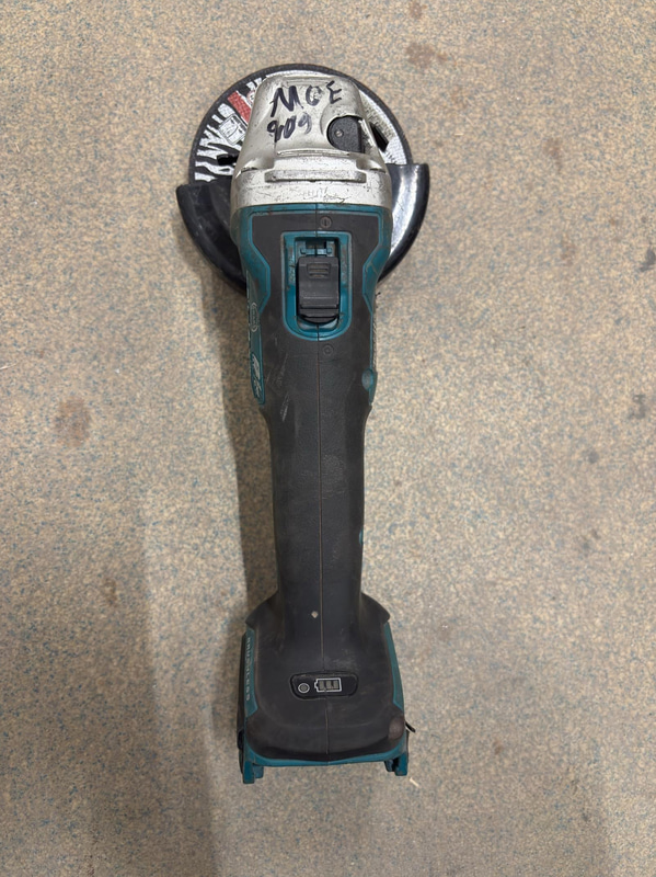Tool lot, 4 Makita 18V angle grinders