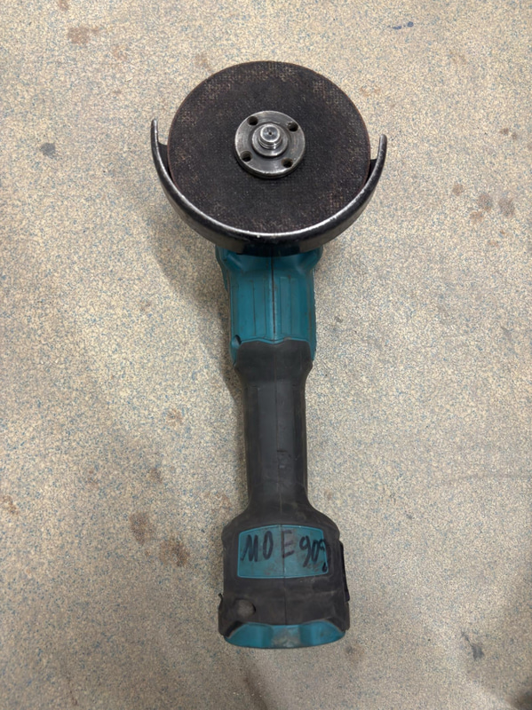 Tool lot, 4 Makita 18V angle grinders