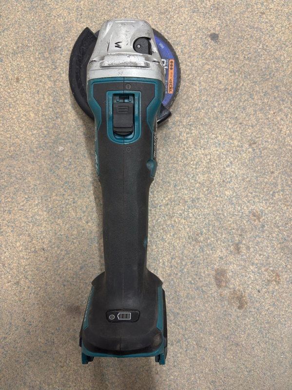 Tool lot, 4 Makita 18V angle grinders