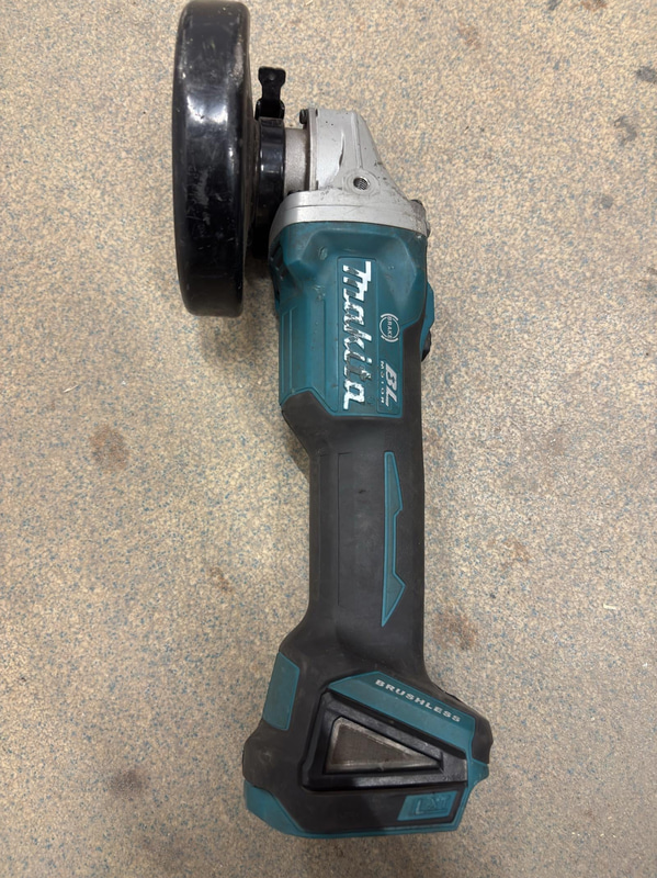 Tool lot, 4 Makita 18V angle grinders