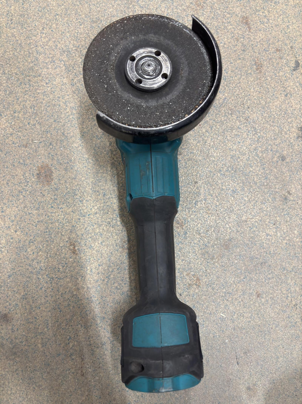 Tool lot, 4 Makita 18V angle grinders