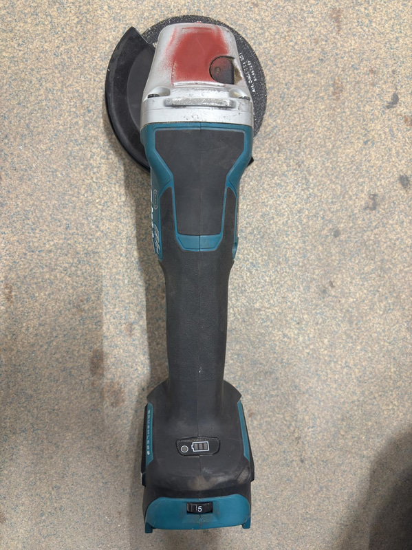 Tool lot, 4 Makita 18V angle grinders