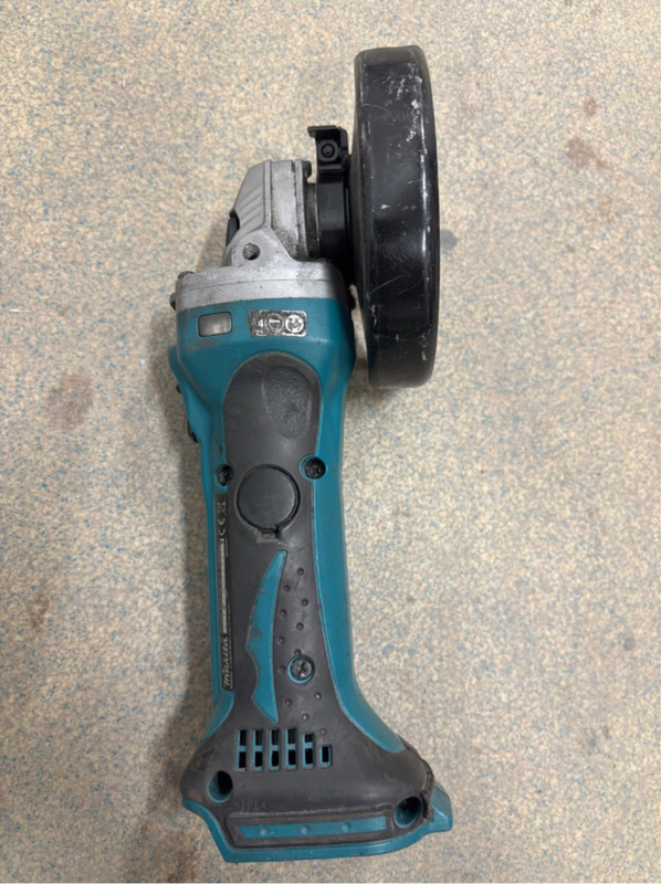 Tool lot, 4 Makita 18V angle grinders