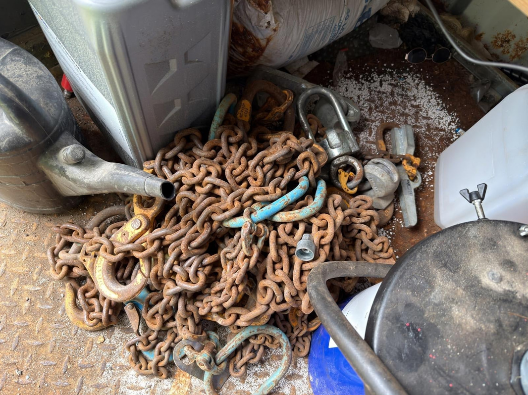Container 10 fot ed innehåll från åkeri