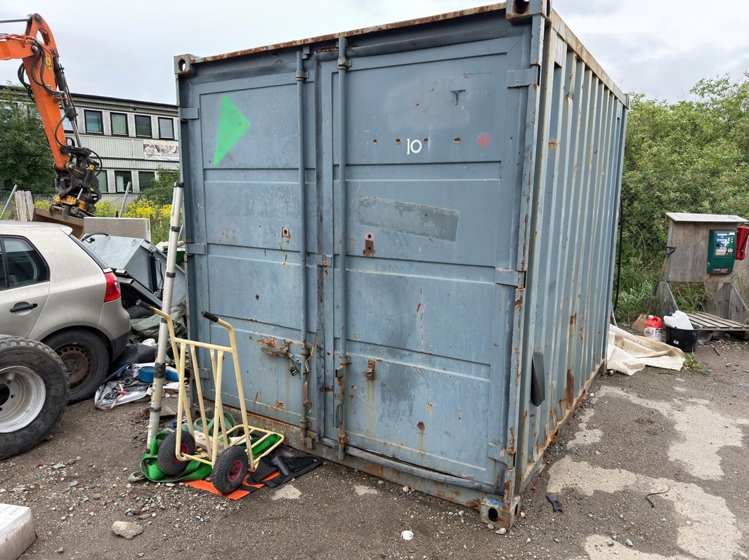 Container 10 fot ed innehåll från åkeri