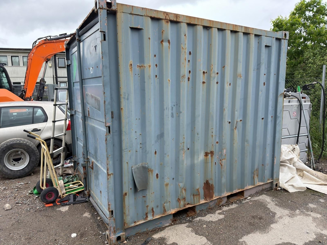 Container 10 fot ed innehåll från åkeri