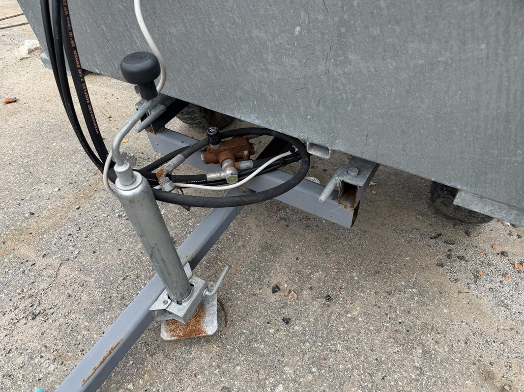 Hydraulic grit spreader, untested