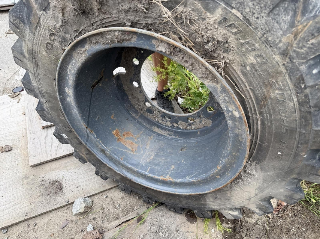 Dual wheels for wheeled excavator