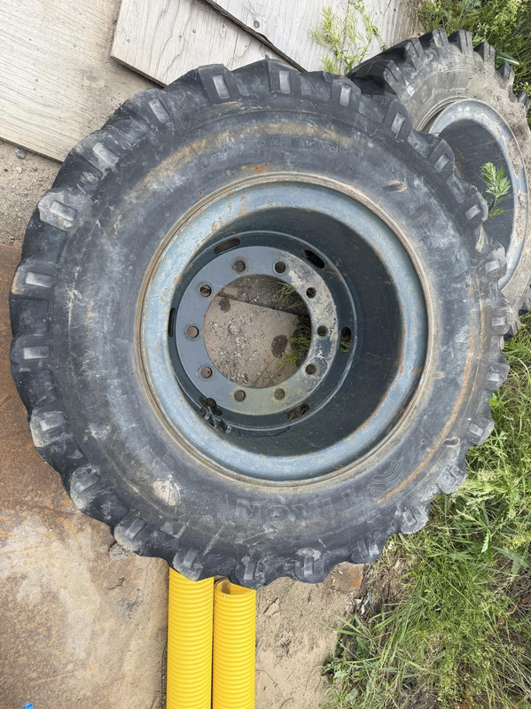 Dual wheels for wheeled excavator
